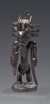 Null Tshokwe风格的雕像（D.R. Congo /
Angola）
木头，有暗色的铜锈。
高：24.5厘米