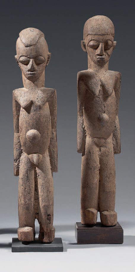 Null 两个洛比雕像（布基纳法索）。
虽然获得的时间相隔几个月，但这两座美丽的雕塑显然是同一艺术家的作品，最初可能是一对。
木质，有使用过的痕迹。
高：47厘&hellip;