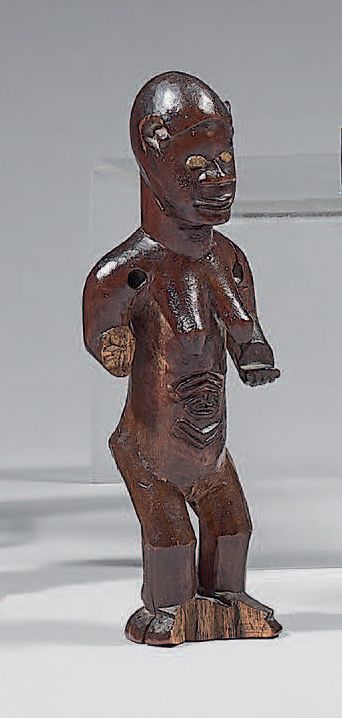 Null Bembe雕像（刚果）
女性形象是站立的，身体有疤痕，手掌朝前，眼睛镶嵌在陶器上。木质，有使用过的痕迹。
(右前臂和脚部受到损害)。
高：15厘米