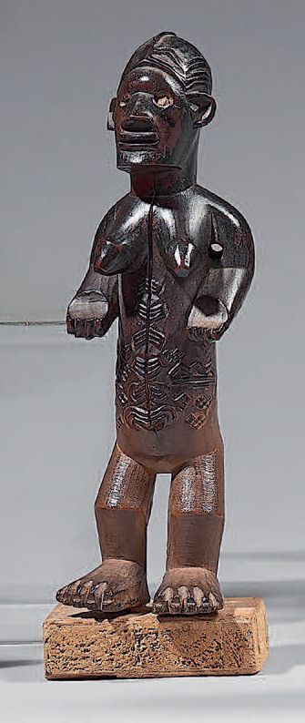 Null Bembe雕像（刚果）
女性形象是站立的，身体有疤痕，手掌朝前。木头上有使用过的斑驳痕迹。
高：17厘米
出处：1990年12月10日在Drouot酒&hellip;