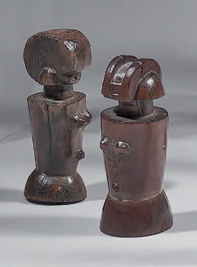 Null 两个姆瓦娜-希蒂生育力雕像
Kwere / Zaramo (Tanzania)
两个雕像都有古典的管状身体，头顶有风格化的头饰，木头上有褐色的铜锈。
&hellip;