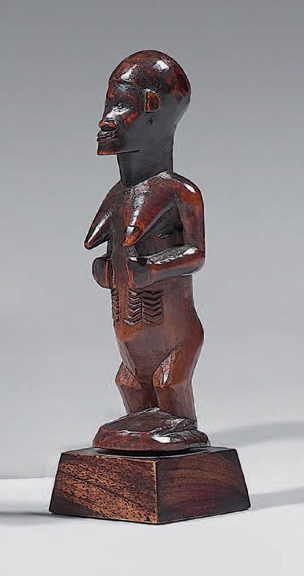 Null Bembe雕像（刚果）
女性形象站立，双手放在有疤痕的腹部两侧，眼睛镶嵌着白色的珠子。
木质，有使用过的痕迹。
15厘米