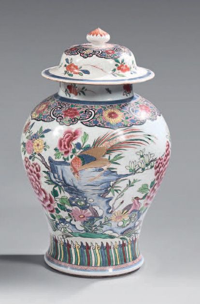 CHINE 瓷器覆盖的花瓶，呈柱状，用Famille Rose珐琅彩装饰着岩石上的凤凰，周围是梅花和牡丹。
19世纪末-20世纪初 高：43.5厘米