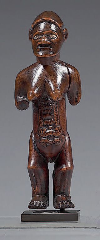 Null Bembe雕像（刚果）
女性形象是站着的，身体有伤痕，手臂受损。木头上有使用过的斑驳痕迹。
高：17厘米