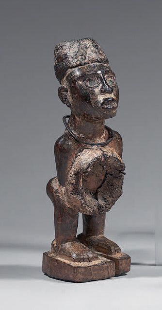 Fétiche Kongo (Congo) Antiker anthropomorpher Fetisch mit Augen, die mit Glasspl&hellip;