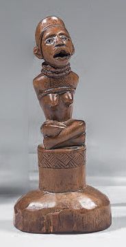 Null Yombe-Statuette (Kongo), die eine sitzende Frau darstellt, die mit den Händ&hellip;