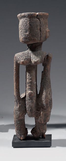 Null Dogon statue / Tellem (Mali)
图中人物站立，双手放在大腿上部。脸部的特征几乎被抹去，显示出鼻子是一个箭头的形状。头部的顶部&hellip;