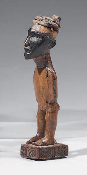 Null Statuette Kongo (Congo) figurant un personnage debout aux yeux incrustés de&hellip;