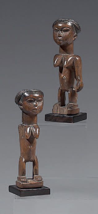 Null 一对Venavi Ewe双胞胎（加纳/多哥）
两人都是站着的，一个失去了一只胳膊，另一个则是两只都失去了。具有美丽的棕色铜锈的木材。
高：15厘米