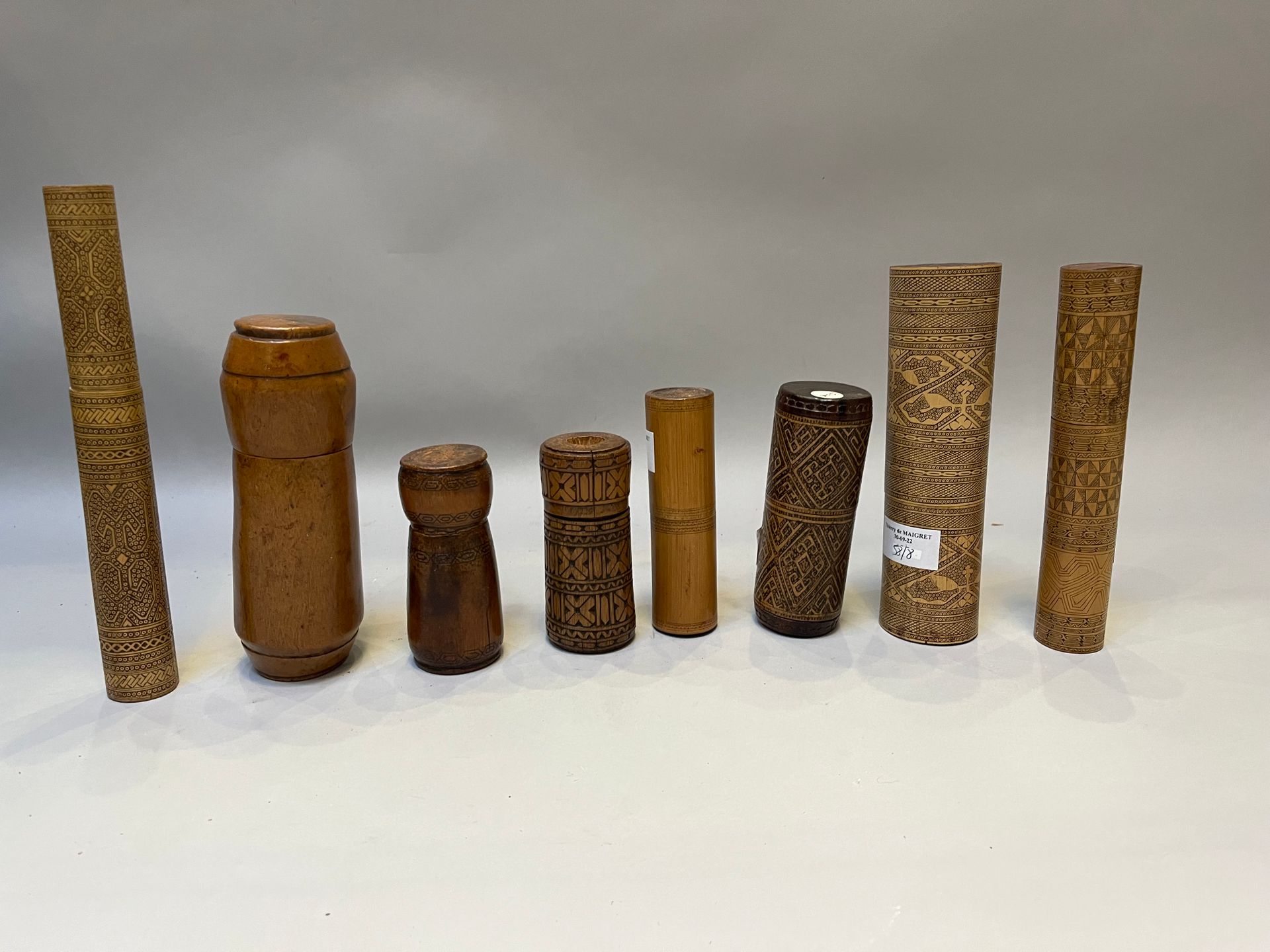 Null Set di otto astucci in legno e bambù incisi (Indonesia).
Da 11 a 23 cm di a&hellip;