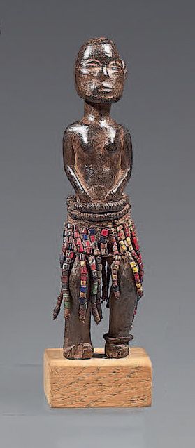 Null Statuette anthropomorphe (Tanzanie)
Le personnage est figuré debout, les ma&hellip;