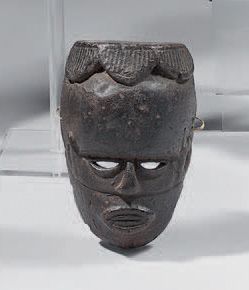 Null Anthropomorphe Maske der Ibibio (Nigeria)
Holz mit dunkler Patina.
H: 15,5 &hellip;