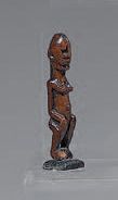 Null Piccolo amuleto Dogon (Mali) raffigurante probabilmente un nommo in piedi. &hellip;