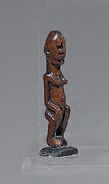 Null Petite amulette Dogon (Mali) figurant probablement un nommo debout. Bois à &hellip;