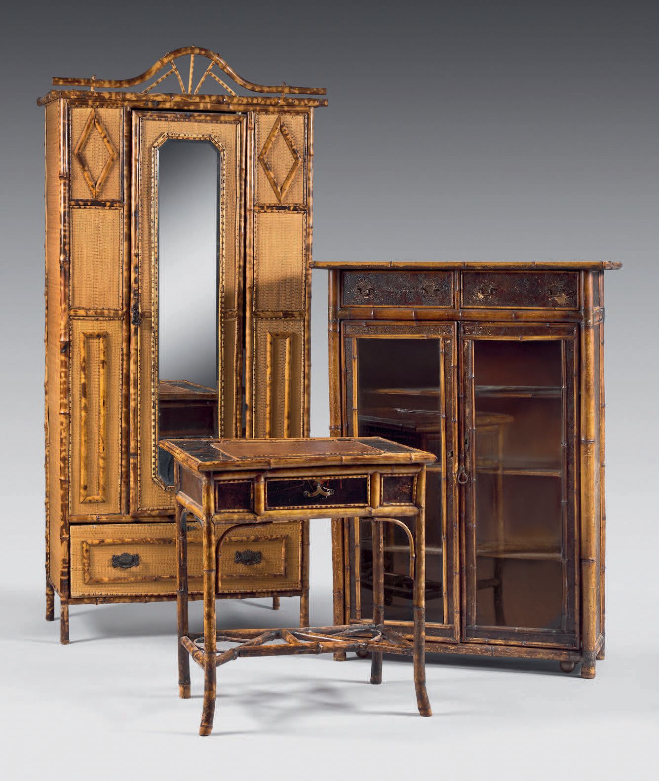 Null 由陈列柜、写字台、梳妆台和衣柜组成的家具，由竹子、篮子或压花纸和漆器制成。
19世纪末。
 （损坏和丢失部分）。
展示柜：高：130 - 宽：94 -&hellip;