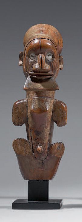 Fétiche Téké assis (Congo) 罕见的魔法宗教雕像碎片，雕像上有一个坐着的大胡子，眼睛上镶有纽扣。断裂部位的铜锈显示出在造成肢体损失的事故&hellip;