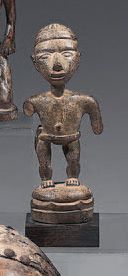 Null Statuette Kongo (Congo)
Le personnage est représenté debout, manques visibl&hellip;