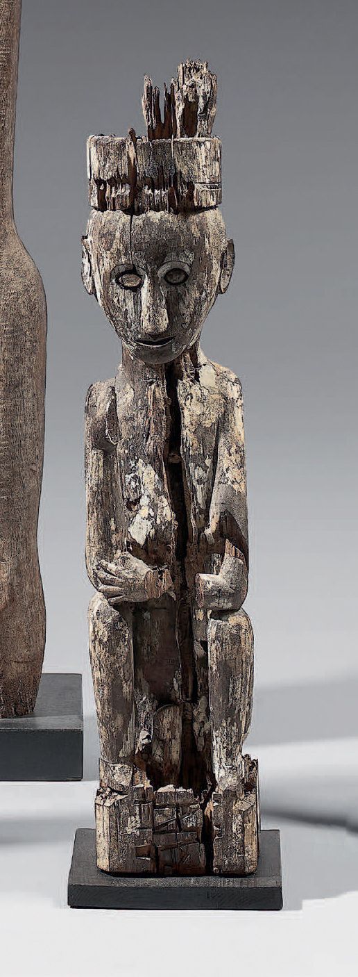 Null 达雅克雕像（婆罗洲）
古老的汉巴东雕像可能来自于杆顶，显示出一个坐着的人物，肘部放在抬起的膝盖上。他的头饰被组织成一种皇冠。木头上有美丽的褪色铜锈。
&hellip;