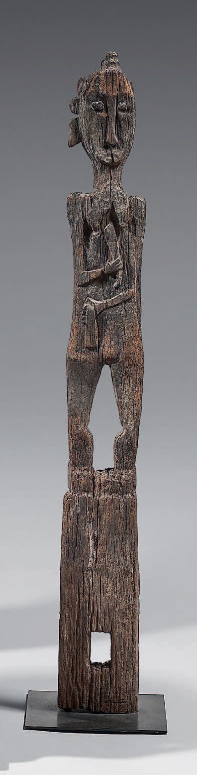 Null 达雅克雕像（婆罗洲）
古代平面型的汉巴东雕像，表现了一个手臂连着身体拿着东西的人物。木头上有美丽的褪色和风化的斑纹。
高：96厘米
出处：根据收藏家的&hellip;