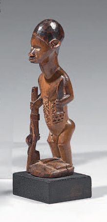 Null Statuette Bembé (Congo)
L'homme à l'abdomen scarifié est figuré debout, ten&hellip;