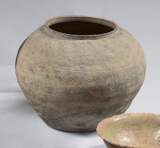 CHINE 关 "陶器罐，有几何图案。
新石器时代风格的古代作品。
高：23.5厘米