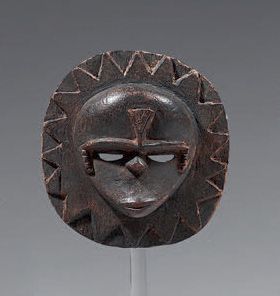 Null Ibibio/Eket面具（尼日利亚）
小型古典圆形面具，面部周围有星形的边框，额头突出。带有深色铜锈的木材。
高：16厘米
出处：根据收藏家的说明，&hellip;