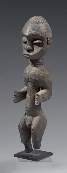 Null Ibibio/Eket雕像（尼日利亚）
虽然该物品的下部已经消失，但它可能是一个与Ogbom社会的仪式有关的徽章顶。带有深色铜锈的木材。
高：39厘米&hellip;