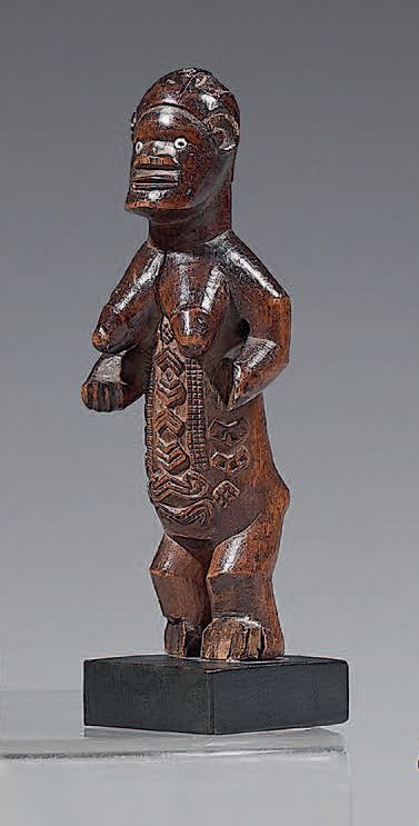 Null Bembe雕像（刚果）
女性形象是站立的，身体有疤痕，手掌朝前，眼睛镶嵌着白色的珠子。
木质，有使用过的痕迹。
(左前臂和脚部受到损害)。
高：15.&hellip;