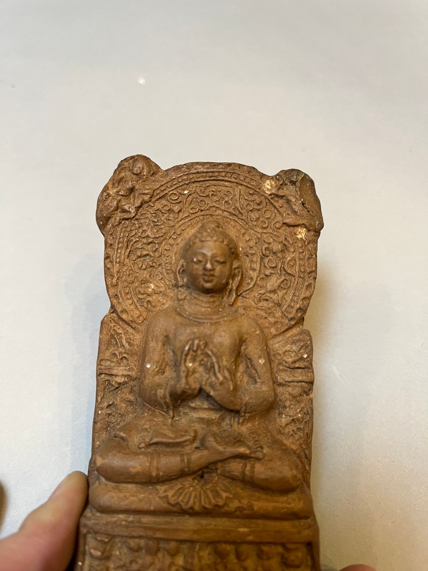 TIBET - XIXE SIÈCLE Tsatsa aus gegossenem Terrakotta in Form eines Buddhas, der &hellip;