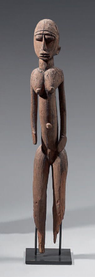 Null 来自洛比（布基纳法索）的大型女性站立雕像
木头上有使用过的斑驳痕迹。
(由于木耳的原因，有明显的损坏和丢失的部分）。
高：82厘米