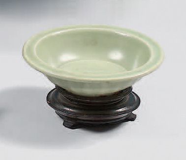 CHINE A small circular stoneware bowl with green celadon glaze, decorated in sli&hellip;