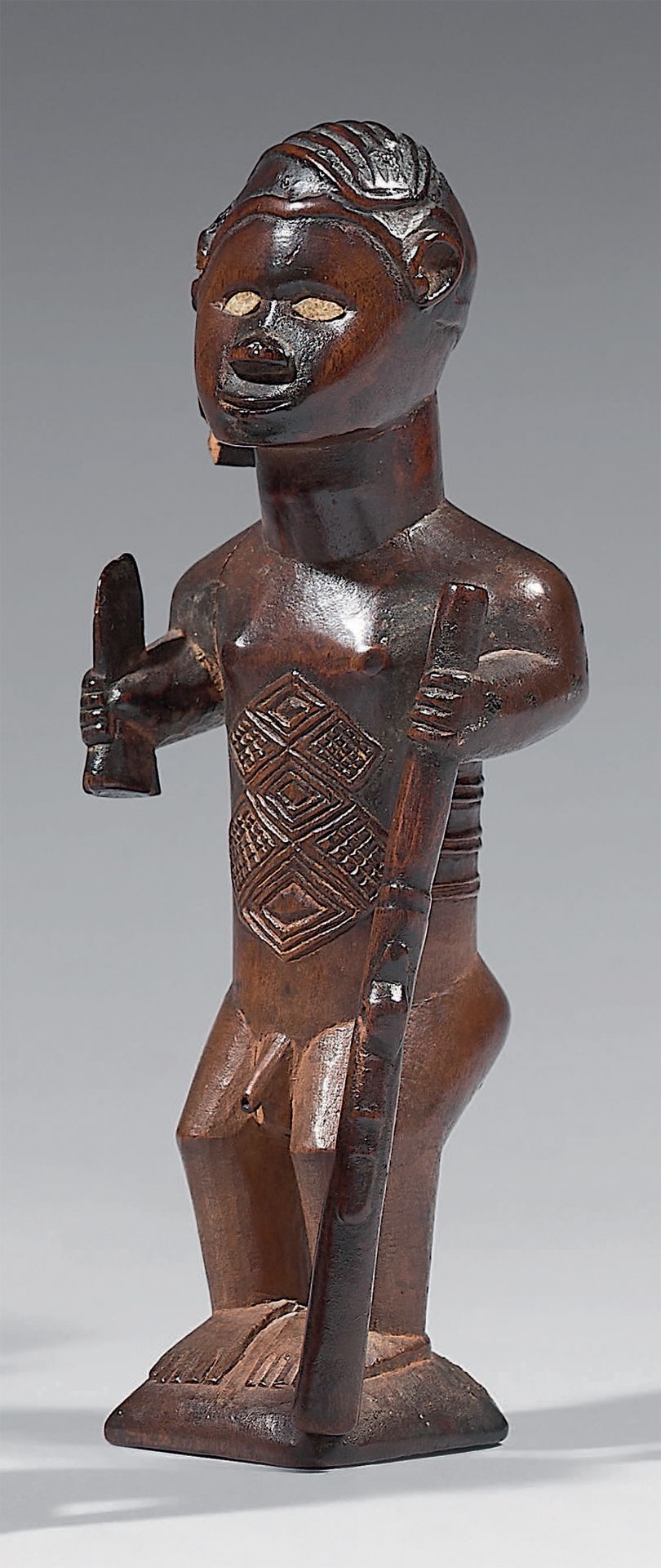 Null Bembe雕像（刚果）
腹部有疤痕的站立男性形象，陶器镶嵌的眼睛拿着一把刀和一支步枪。木质，有使用过的痕迹。
高：17厘米
出处：1996年6月25日&hellip;