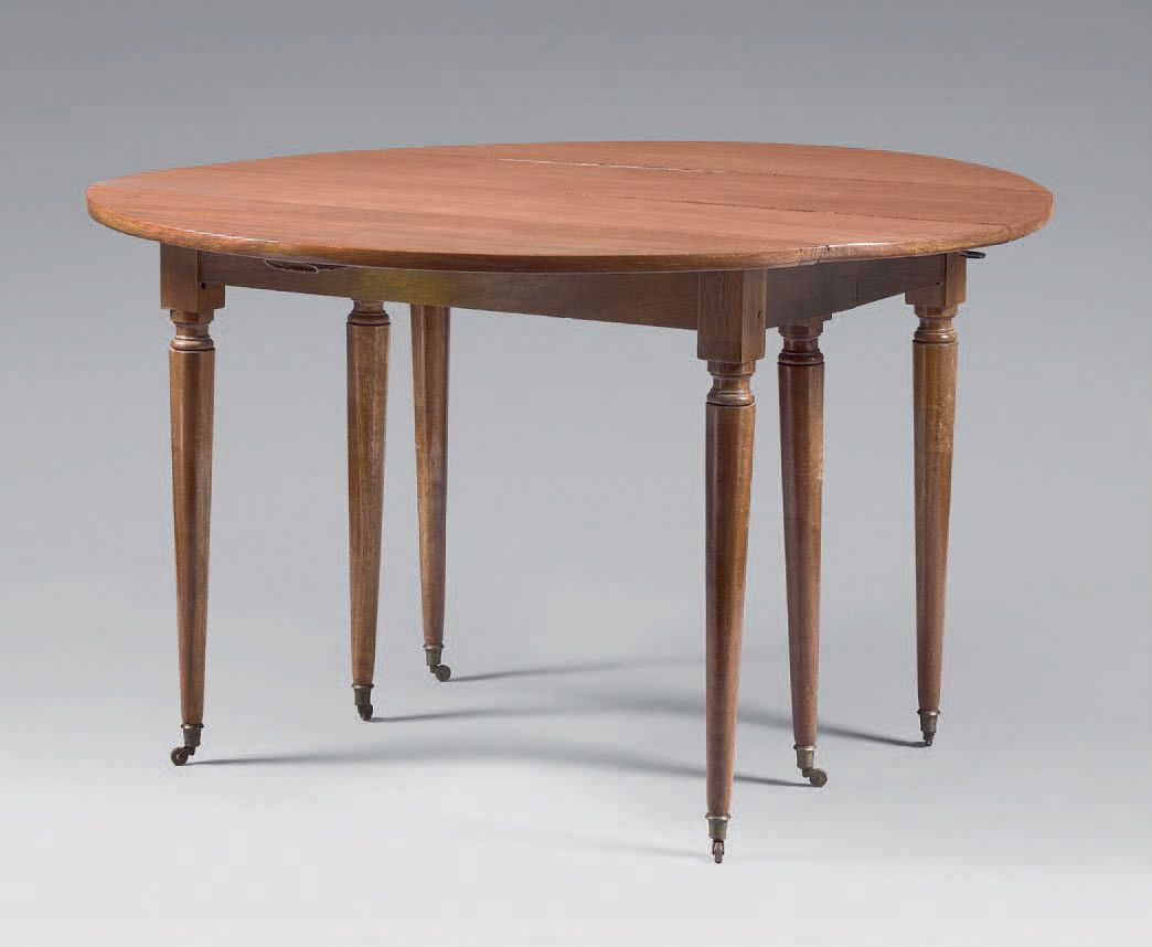 Null 带百叶窗的桃花心木餐桌；圆形，中间有一个开口，它由六个带脚轮的锥形腿支撑。
约1800。
高：75 - 深：120厘米