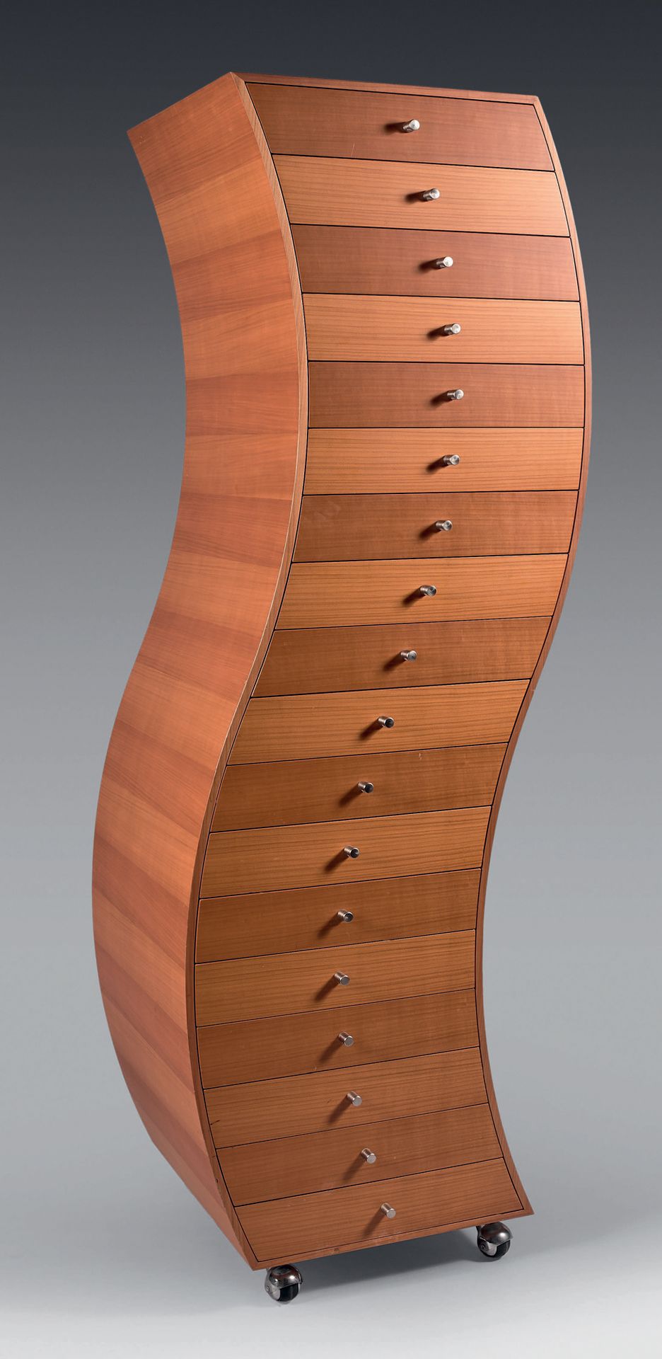 KURAMATA Shiro (1934-1991) 樱桃木饰面的雪柜，"S "形的主体开口，正面有18个抽屉。
带脚轮的底座。
Cappellini Prog&hellip;