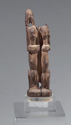 Null Paar Statuetten der Dogon / Tellem (Mali).
Holz mit gebrauchter Patina.
H: &hellip;