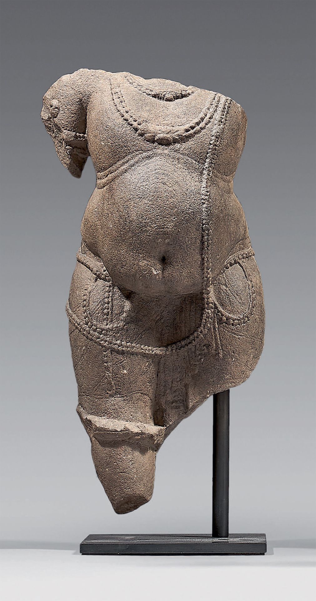 INDE - Période médiévale, XIIe / XIIIe siècle Bust of a deity in grey sandstone,&hellip;