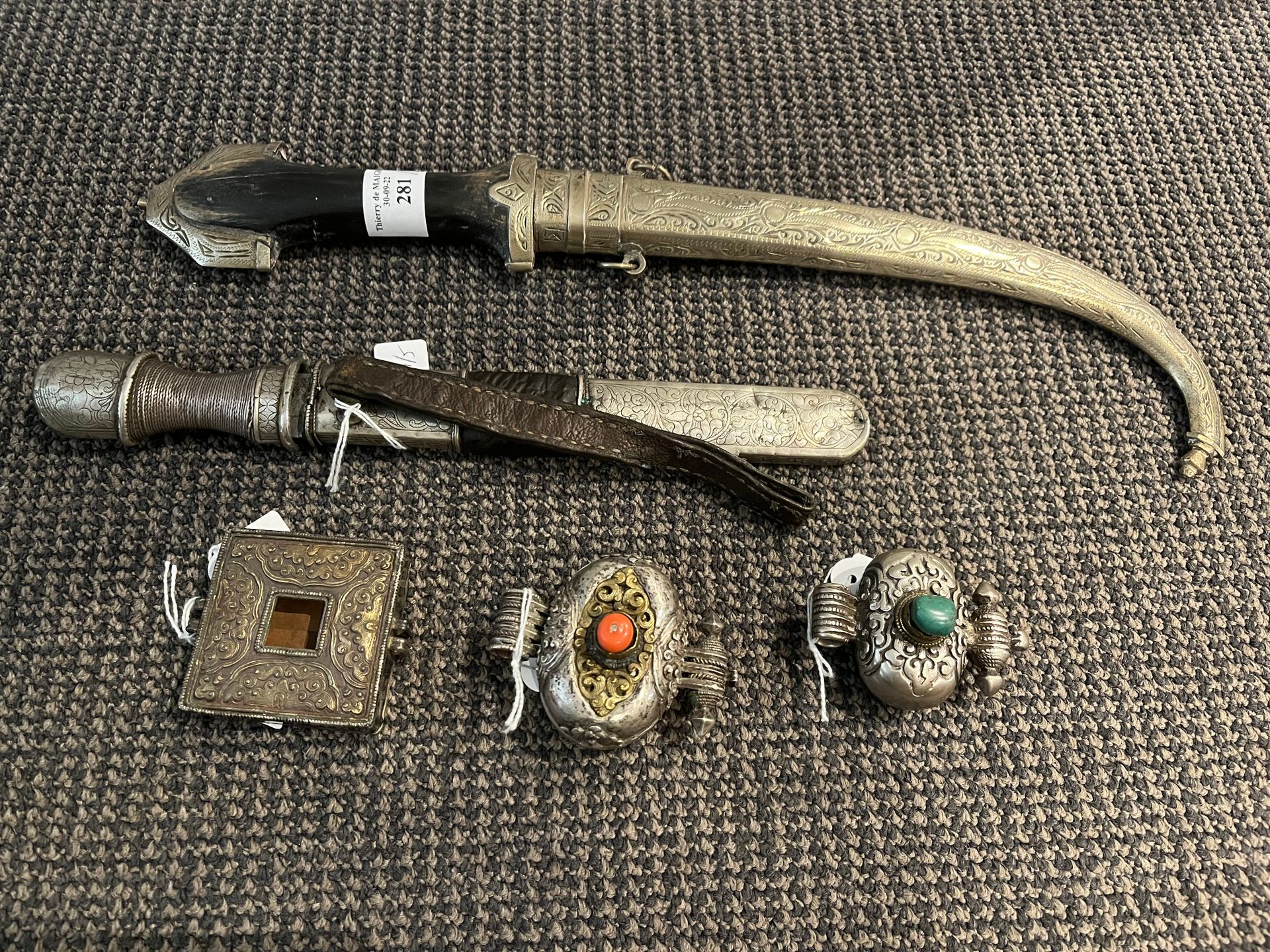 Null 喜马拉雅物品套装
喜马拉雅，19 - 20世纪 本拍品包括三个低标题的银和vermeil的灵位盒，装饰有珊瑚和绿色石头，还有一把匕首，其手柄上覆盖着银&hellip;