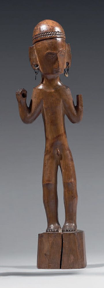 Null 伊戈罗特雕像（菲律宾吕宋岛）
图中人物是站着的，折叠的手臂原本是用来拿武器和盾牌的。木头。
高：42.5厘米
出处：1985年6月27日由Maître&hellip;