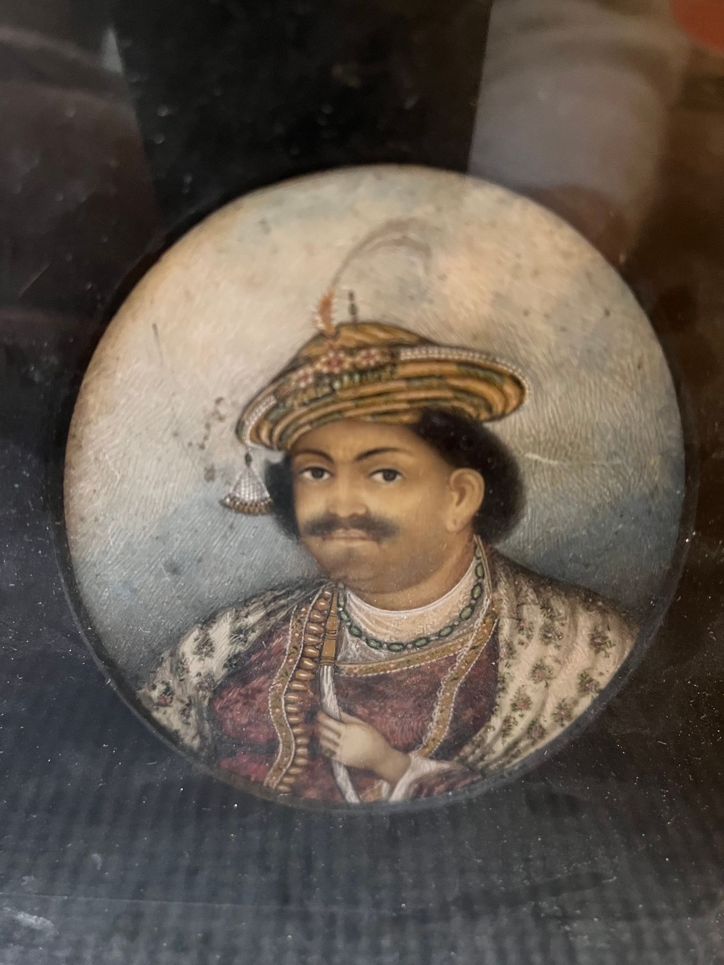 Null 拉贾-纳兰-辛格的肖像
象牙上的多色颜料和黄金。
印度，瓦拉纳西，19世纪。
 （一般磨损但保存良好）。
10 x 8 cm
证书FR22075102&hellip;