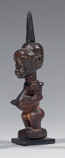 Null Kleiner Fetisch der Songye (D.R. Kongo)
Die männliche Figur steht mit den H&hellip;