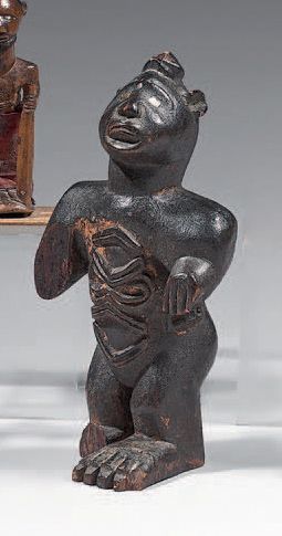Null Bembe雕像（刚果）
代表一个有牺牲的人物的大型拜物教。黑色染色的木头。
 （右手有明显损伤）。
高：21厘米