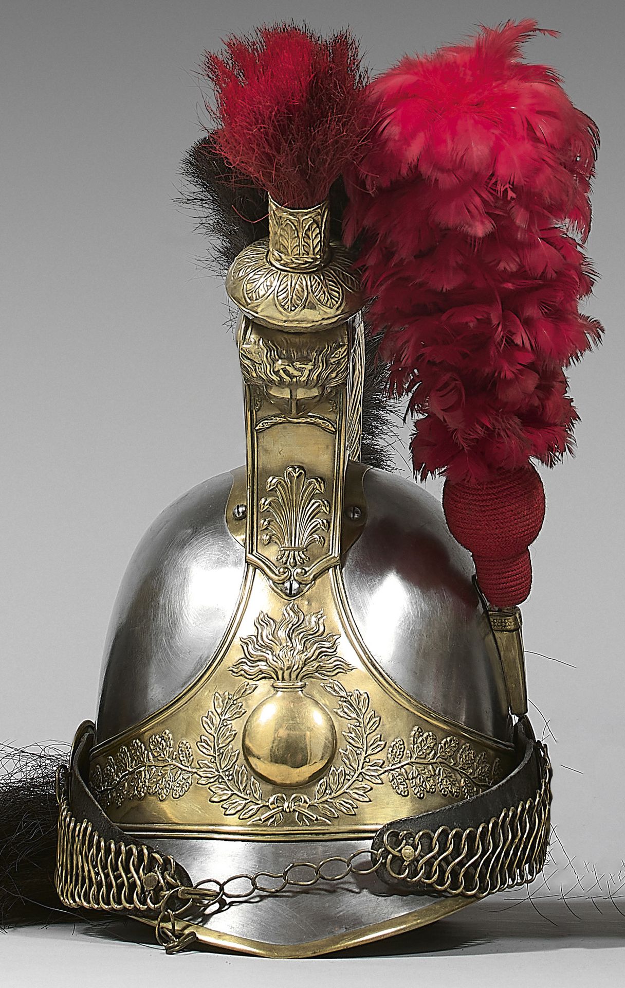 Null 1830年款的贵族头盔，白色抛光的铁弹，印有:"L R 857"，铁制面罩和头盔盖，边缘有黄铜扣环，印有黄铜徽章，黄铜头带中间装饰有两根月桂树枝之间的&hellip;