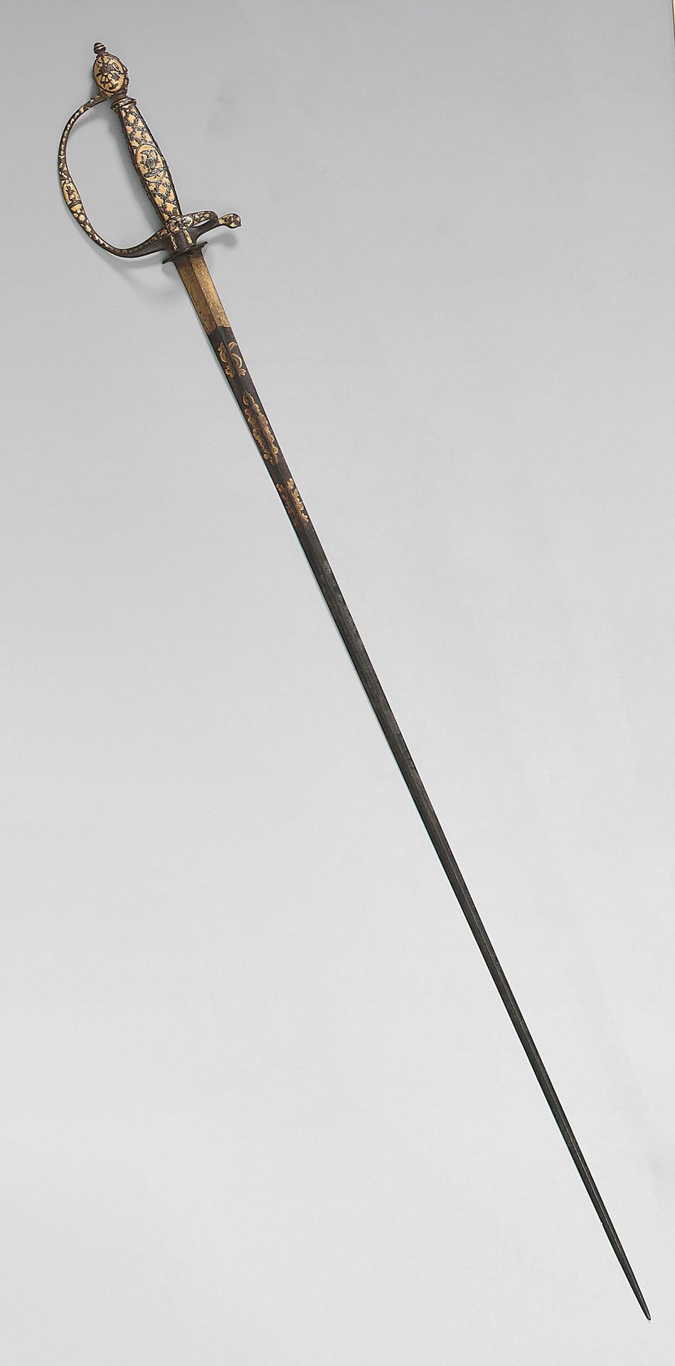 Null Rare épée de cour, garde entièrement en acier bruni ciselée sur fonds d'or &hellip;