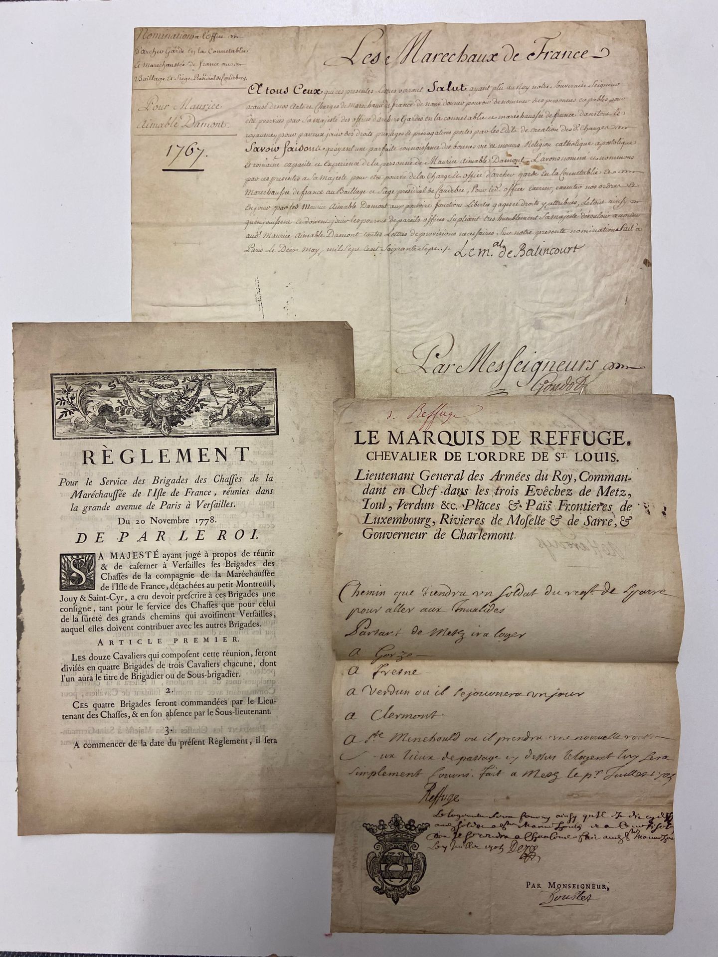 Null 杂项文件: - 圣路易骑士雷夫格侯爵的信，关于士兵文森特-德德里希-霍兰多尔前往荣军院的路线；部分印刷文件，由雷夫格侯爵签署，日期为1703年7月1日&hellip;
