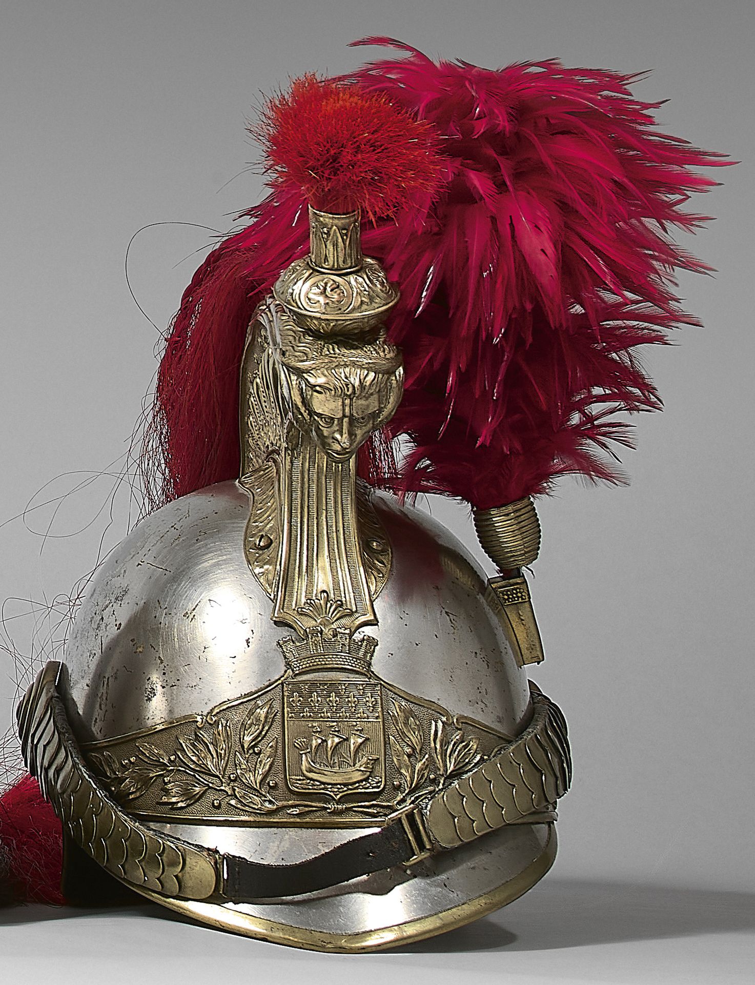 Null 巴黎共和国卫队的小号头盔，型号为1876年，镀镍铁弹，有三个戳记，最后一个是："319"，并在颈部有标记："S。G. F. M."，镀镍的铁制面罩和颈&hellip;