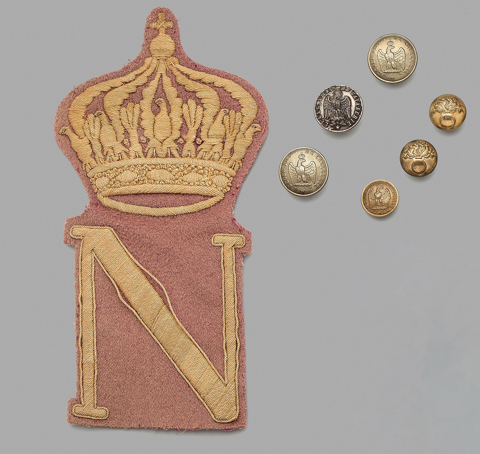 Null Tre bottoni della Scuola di Cavalleria Imperiale con aquila, due in metallo&hellip;