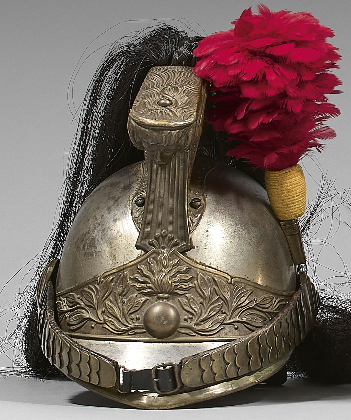 Null 1874年型号的龙骑兵军士头盔，镀镍的铁弹壳，印有："56"，"10 Dr"，"53 "和 "1874"，印有黄铜徽章和头带，面罩和头盔盖边缘有黄铜褶&hellip;