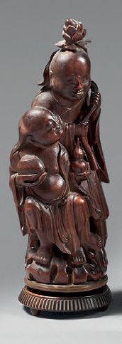 CHINE - XIXe siècle 三尊竹刻雕像，站立的神仙与携带礼物的孩子，站立的黑河兄弟手持荷花枝和盒子，寿老在三个孩子的陪同下站立。
(事故)
高：3&hellip;