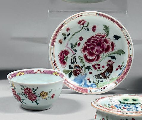 CHINE - XVIIIe siècle 瓷质茶碗和茶碟，装饰有Famille Rose珐琅彩，一只凤凰或两只公鸡在花石上。
(碟子有小裂纹，碗有裂纹，碟子有&hellip;