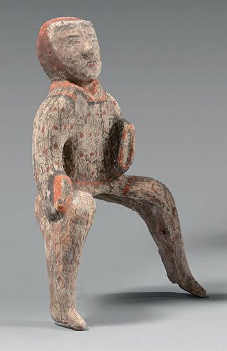 CHINE - Dynastie Han (206 av. J.-C. - 220 ap. J.-C.) 明器"，陶器中的武士坐像，有多色滑石的痕迹，他身穿盔甲&hellip;